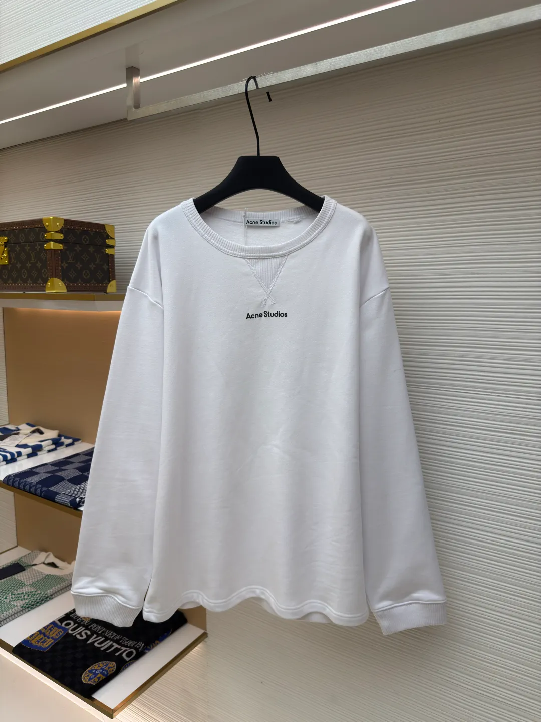 Acne Studios Logo Sweatshirt ●Authentic: Purchased and developed in 1999 ●Item number: 1680045-A35 ●Material: Pure cotton fabric ●Technology: Positioned cutting machine ●Version: Loose version ●Weight: about 690 grams ●Size: S-M-L-XL ●Description: Customized 100% cotton Zhensoft reactive ink sweatshirt material, soft to the touch, comfortable and skin-friendly, dressed in pure white, a symbol of purity and elegance A triangle of heaven and earth is quietly painted on the chest. The iconic Acne Studios seal logo embellishes the front to increase brand recognition. It outlines a high-end silhouette with extreme simplicity and becomes the smart focus of vision. It shows taste in a silent place and uses glue printing. Use glue liquid paint to print patterns on fabrics. Bake the fabric to fix the printed pattern. The overall wiring is straight and delicate, the fabric is comfortable and soft, and the color is consistent without color difference. It can be matched with the same style to create a fashionable look and control various occasions. Customized accessories, complete with three standards, same style for men and women!
